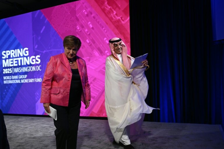 La directrice générale du FMI, Kristalina Georgieva, et le ministre saoudien des Finances, Mohammed al-Jadaan, le 25 avril 2025 à Washington © Brendan SMIALOWSKI