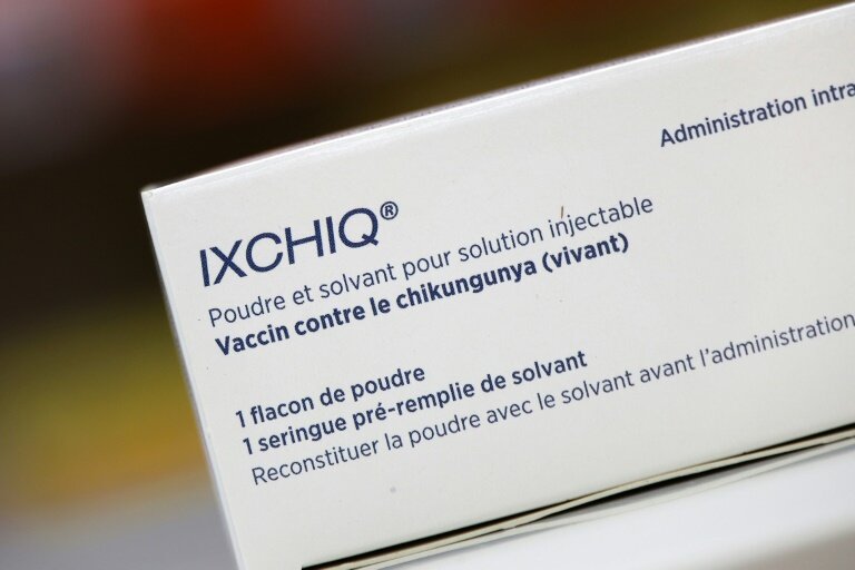 Les autorités sanitaires ont annoncé retirer les personnes de 65 ans et plus de la campagne de vaccination contre le chikungunya avec le vaccin Ixchiq à Mayotte et La Réunion © Richard BOUHET