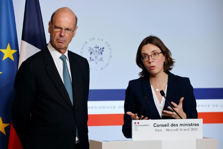 Les ministres de l'Economie Eric Lombard et des Comptes publics Amélie de Montchalin le 16 avril 2025 à Paris © Ludovic MARIN
