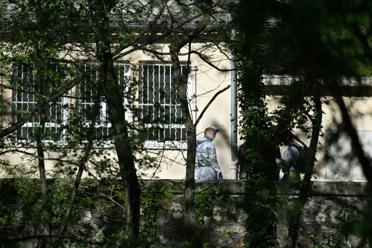 Des personnels de la police scientifique à la mosquée de La Grand-Combe où un fidèle musulman a été tué à coups de couteau, le 25 avril 2025 dans le Gard © Sylvain THOMAS