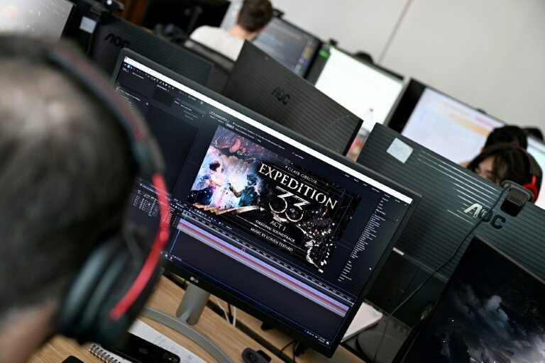 Un concepteur travaille sur le nouveau jeu vidéo "Clair Obscur, Expedition 33" au siège du studio Sandfall Interactive, le 10 avril 2025 à Montpellier, dans l'Hérault © GABRIEL BOUYS