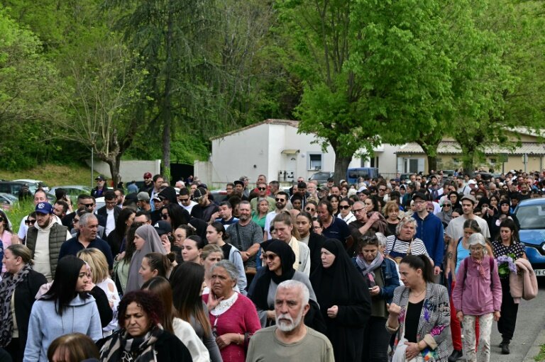 Marche blanche à La Grand-Combe après le meurtre d'un fidèle musulman dans la mosquée de la commune, le 27 avril 2025 dans le Gard © Miguel MEDINA