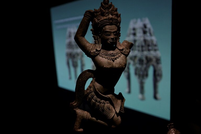 Une statuette de divinité présentée dans le cadre de l'exposition "Bronzes royaux d'Angkor" au musée Guimet à Paris, le 28 avril 2025 © STEPHANE DE SAKUTIN