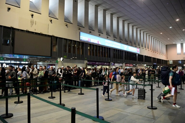 Des voyageurs attendent un train à la gare de Séville, le 29 avril 2025 en Espagne, au lendemain d'une panne  massive d'électricité qui a affecté la péninsule ibérique et le sud de la France © CRISTINA QUICLER