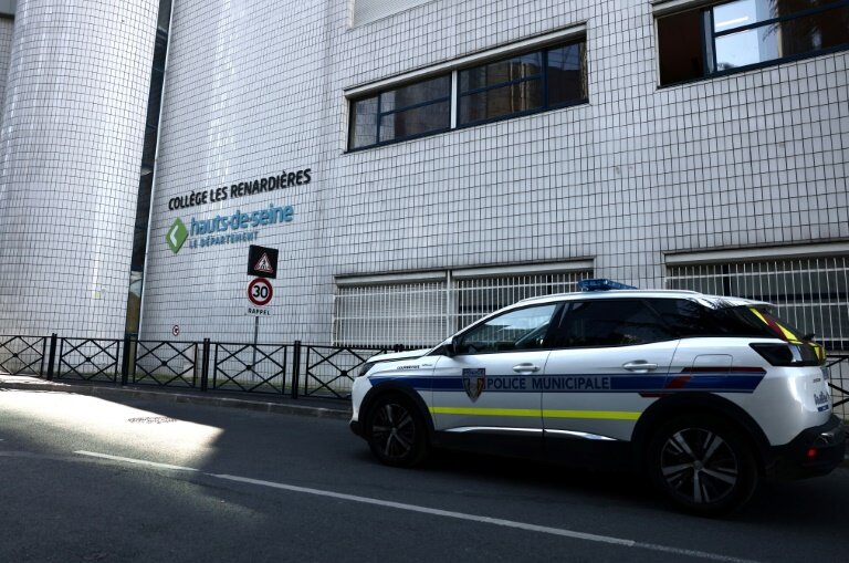 Une voiture de police garée près du collège des Renardières à Courbevoie, dans les Hauts-de-Seine, le 20 avril 2025 © Thibaud MORITZ