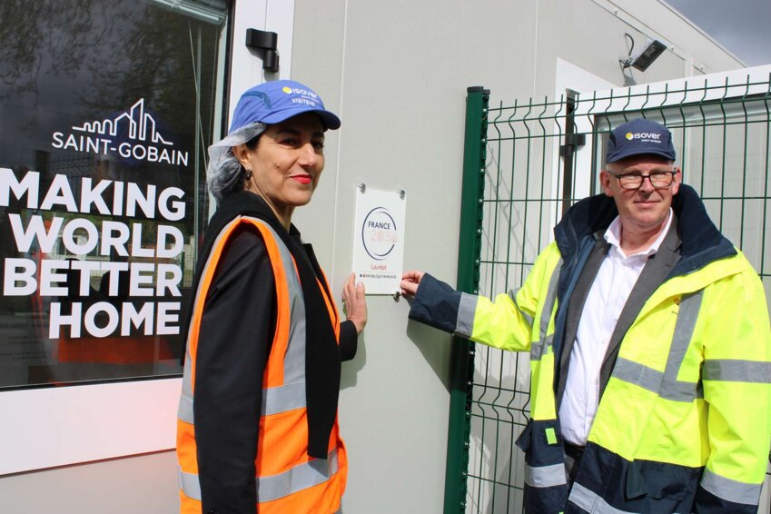 Noura Kihal-Flégeau, sous-préfète référente France 2030 pour l’Oise et Grégoire Fleureau, le directeur du centre de Recherche et d'Isolation (Isover) de Saint-Gobain ont posé la plaque "France 2030". 
