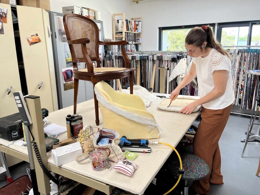 Julia Jacquemin, tapissière à Sqart, un collectif d'artisans basé rue de La Fère à Saint-Quentin, qui va ouvrir ses portes tout le week-end.
