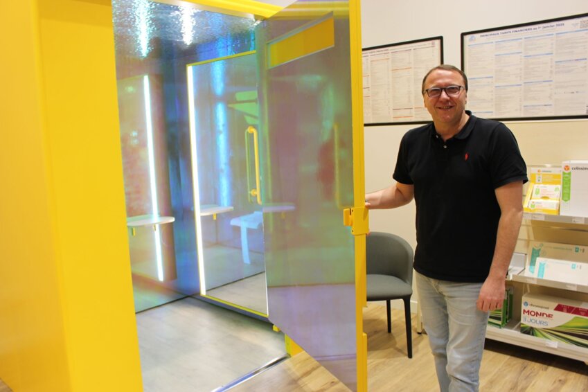 Le directeur de secteur des bureaux de poste, Josélito Boyard, mettait encore avec le personnel en fin de semaine dernière, les dernières touches à l'aménagement du bureau rénové, ici la cabine d'essage "boîte aux lettres" de l'espace e-commerce.