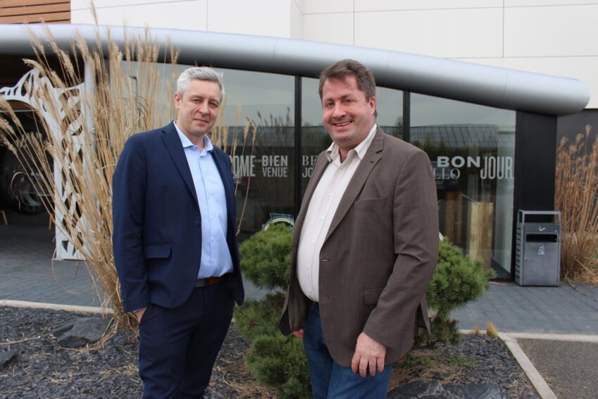 Mathieu Ottenwaelder et Florentin Blanchard, fondateurs du Cercle de Mat & Flo, devant Positive Place à Poulainville.