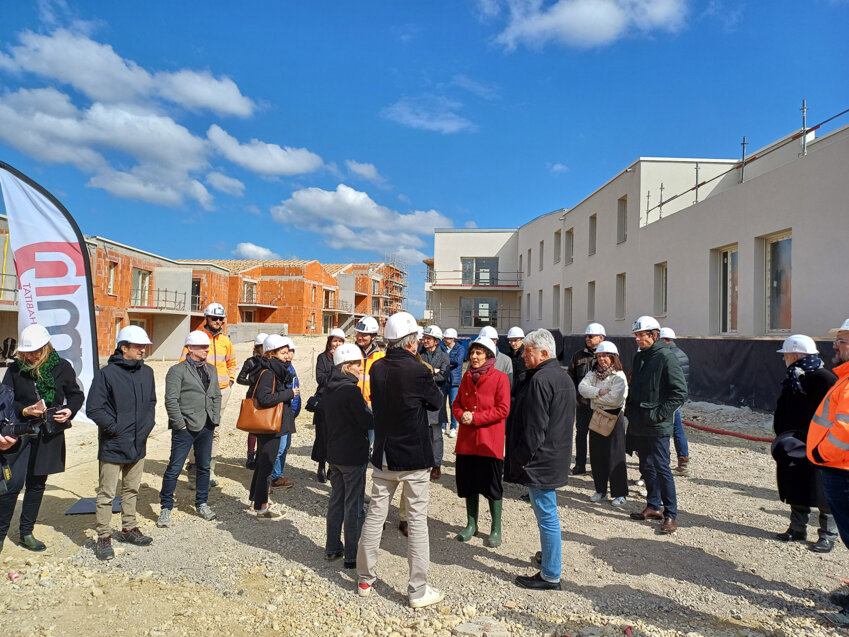 © mmH. Visite de chantier la semaine dernière pour les acteurs du programme Les Résidences Maria Deraismes. La livraison de ces 76 logements est prévue pour le 1er semestre 2026. 