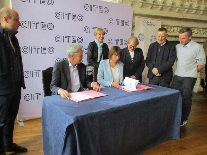 Signature officielle de la convention entre la ville de Saint-Quentin et Citéo dans la salle des mariages de l’Hôtel-de-ville.