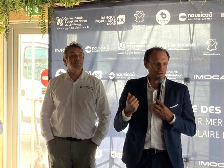 Gwen Chapalain (à gauche) et Nicolas Poughon, présentent la course. © Aletheia Press / Morgan Railane