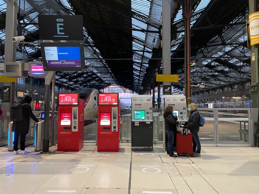 Distributeurs Trenitalia, gare de Lyon à Paris. ©O.Razemon