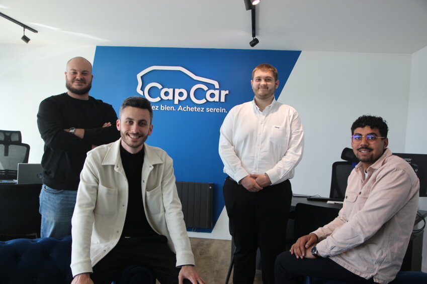 Adrien Balavoine (assis à gauche) et son équipe dans les locaux flambants neufs de l'agence à Isneauville. (© Aletheia Press / B.Delabre)