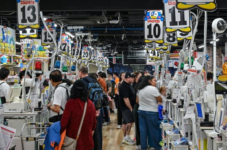 Des touristes aux caisses d'un magasin du détaillant discount japonais Don Quijote, dans le quartier de Shibuya à Tokyo, le 21 avril 2025 © Richard A. Brooks