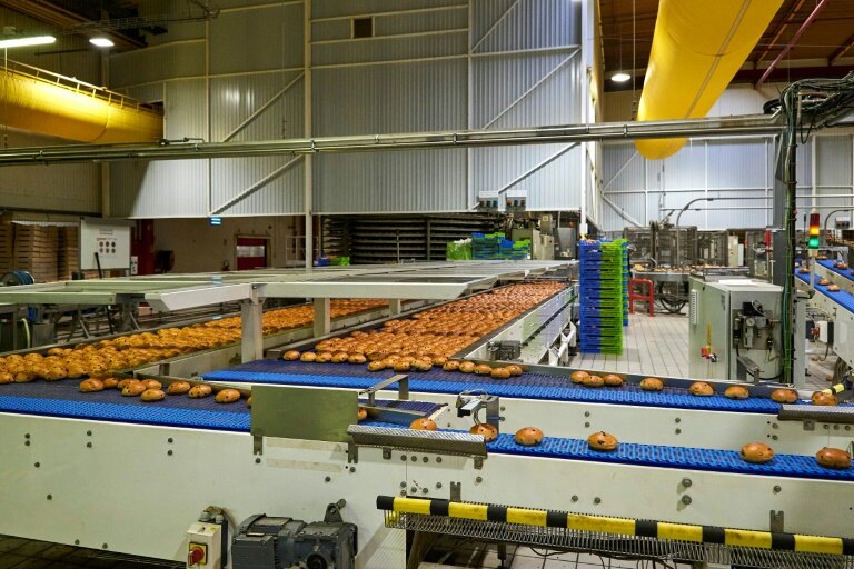 Des brioches sur une ligne de production de l'usine Harrys à Montierchaume, le 29 avril 2025 dans l'Indre © GUILLAUME SOUVANT