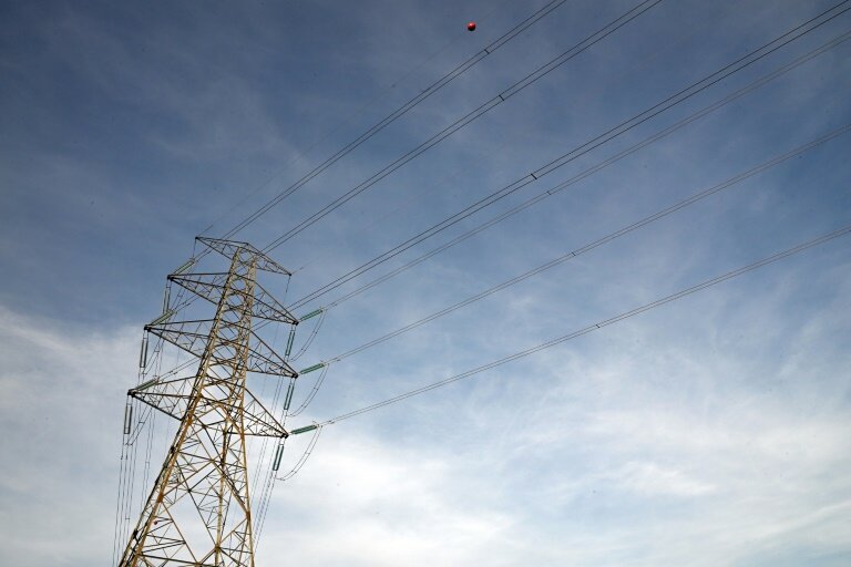 Des pylônes haute tension transportant l'électricité de l'Espagne au Portugal près de la frontière, à Lindoso, au Portugal, le 28 avril 2025 © MIGUEL RIOPA