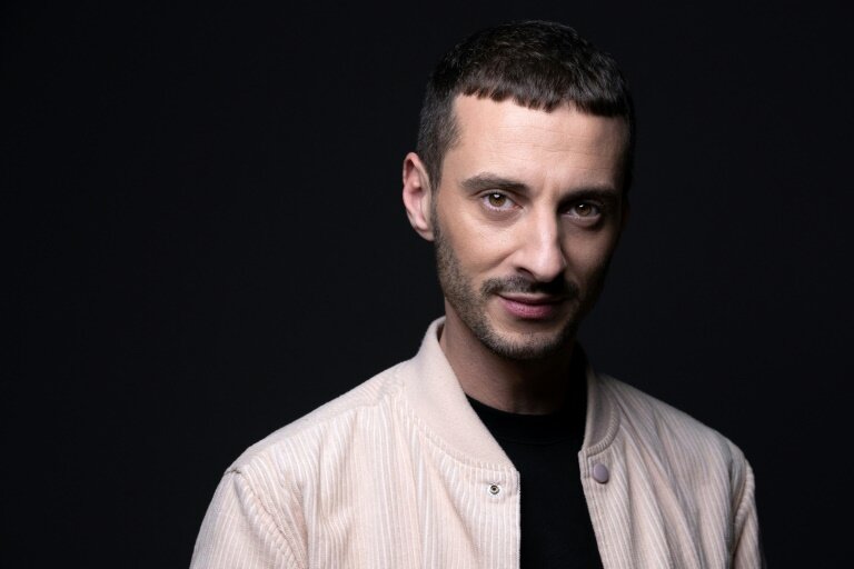 Le directeur artistique français pour les cérémonies d'ouverture et de clôture des JO-2024, Thomas Jolly, pose lors d'une séance photo à Paris, le 3 novembre 2022 © JOEL SAGET