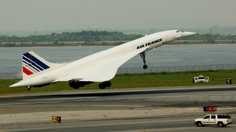 Le vol AF 001 du Concorde d'Air France à destination de Paris décolle, le 31 mai 2003, à l'aéroport Kennedy de New York pour le dernier vol commercial de l'avion franco-britannique © STAN HONDA