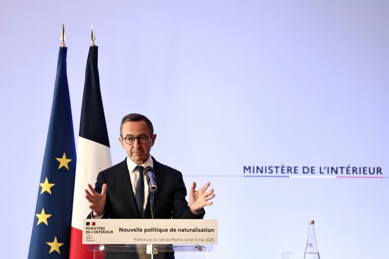 Le ministre de l'Intérieur, Bruno Retailleau présente les nouvelles orientations en matière de naturalisation des étrangers à la préfecture de Créteil, dans le Val-de-Marne, le 5 mai 2025 © Thibaud MORITZ