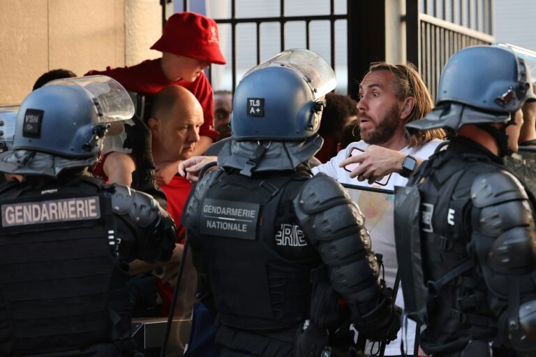 Des gendarmes font face à des supporters le 28 mai 2022 au Stade de France, à Saint-Denis, avant la finale de la Ligue des champions opposant Liverpool au Real Madrid © Thomas COEX