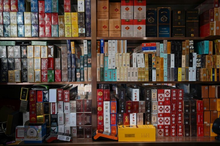 Des cartouches de cigarettes en vente dans une boutique à Yuxi, dans la province du Yunnan, le 31 mars 2025 dans le sud-ouest de la Chine © GREG BAKER