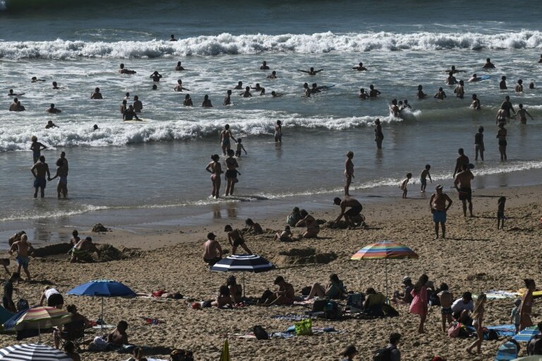 Des vacanciers sur une plage à Lacanau, lel 8 août 2024 en Gironde © Philippe LOPEZ