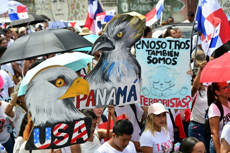 Des milliers de Panaméens défilent contre le renforcement de la présence militaire américaine autour du canal interocéanique, le projet de réouverture d'une mine à ciel ouvert et la récente réforme de la sécurité sociale, le 6 mai 2025 à Panama © Martin BERNETTI