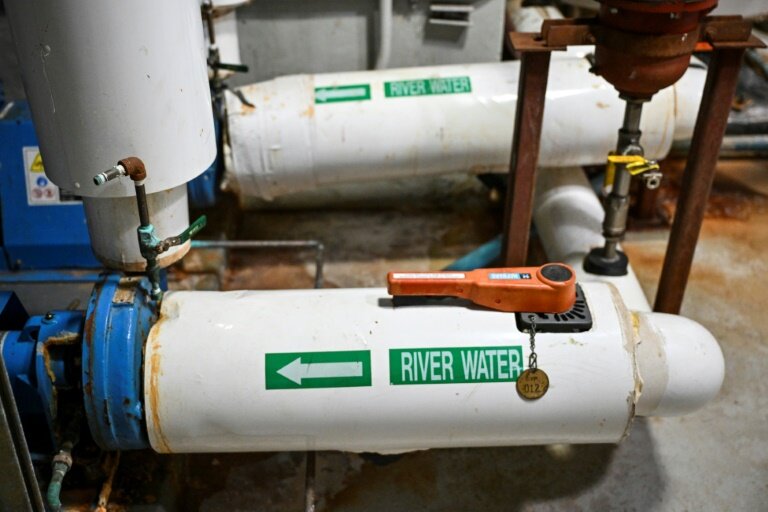 Des conduites d'alimentation en eau en provenance de l'East River dans le système de climatisation du siège de l'ONU à New York, le 10 avril 2025 © ANGELA WEISS