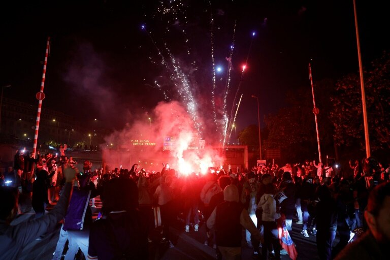 Des supporteurs bloquant une route près du Parc des Princes, Paris, 7 mai 225 © GEOFFROY VAN DER HASSELT