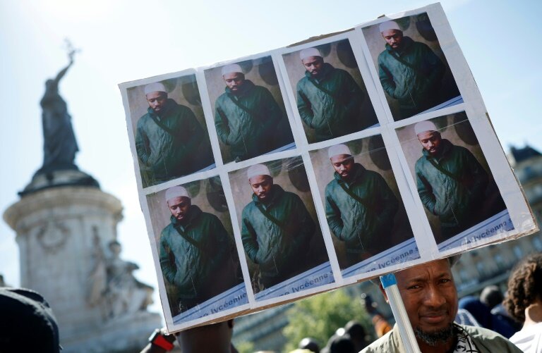 Des portraits d'Aboubakar Cissé, tué à coups de couteau à la mosquée de La Grand-Combe fin avril, lors d'un rassemblement en sa mémoire à Paris, le 1er mai 2025 © Ian LANGSDON