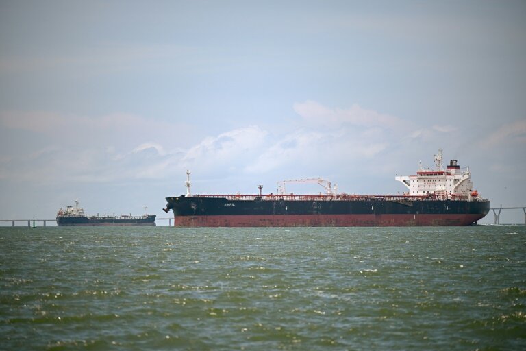 Le pétrolier Avril battant pavillon guinéen attend pour remplir ses cuves au terminal du Lac de Maracaibo, dans l'Etat de Zulia, le 9 mai 2025 au Venezuela © Federico PARRA