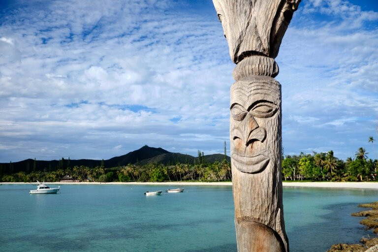 Un totem traditionnel sur une plage de la baie de Kuto sur l'île des Pins, en Nouvelle-Calédonie, le 17 mai 2021 © Theo Rouby