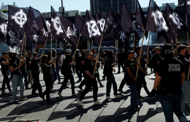 Plusieurs centaines Des militants d'ultradroite manifestent le 10 mai 2025 Paris à l'appel d'un Comité du 9-mai, pour commémorer la mort accidentelle de l'un d'entre eux en 1994 © GEOFFROY VAN DER HASSELT