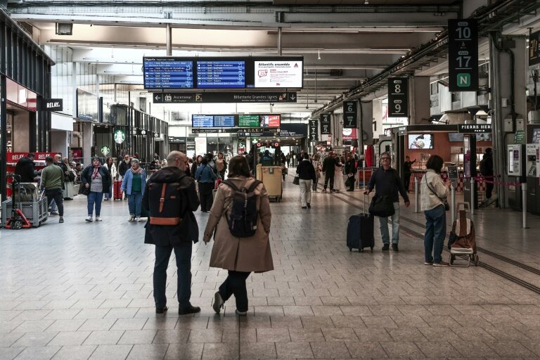 Des passagers à la gare Paris-Montparnasse, le 6 mai 2025 © Thibaud MORITZ