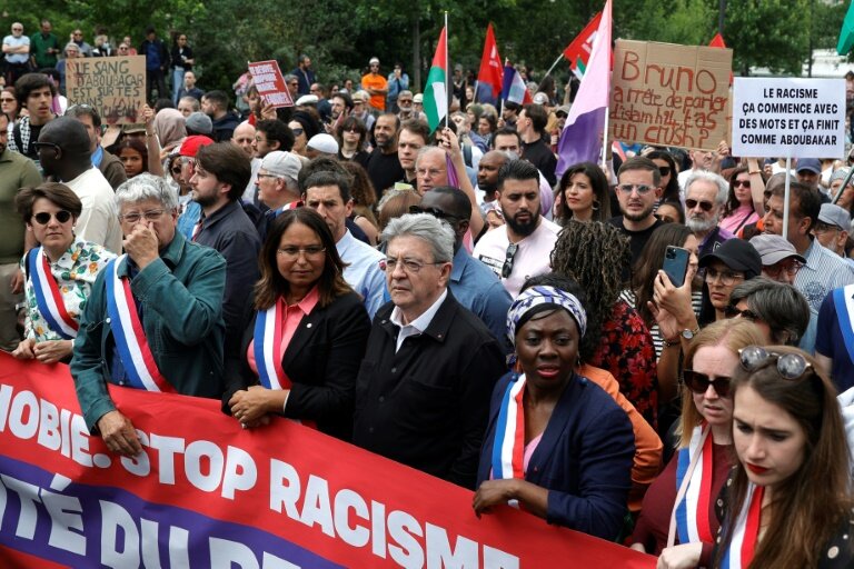 Eric Coquerel (2e g), Jean-Luc Melenchon (c) et Danièle Obono (3e d) de la France Insoumise participent à un rassemblement contre l'islamophobie à Paris, le 11 mai 2025 © GEOFFROY VAN DER HASSELT