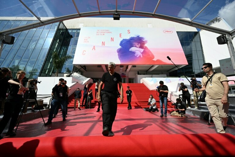Le tapis rouge est installé devant le Palais des Festivals avant la cérémonie d'ouverture du 78e Festival de Cannes, le 13 mai 2025 © Bertrand GUAY