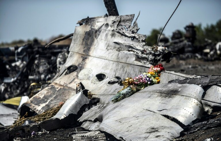 Photo prise le 26 juillet 2014 sur le site du crash du vol MH17 dans la région de Donetsk en Ukraine et montrant des fleurs déposées par la famille d'une victime australienne © Bulent KILIC