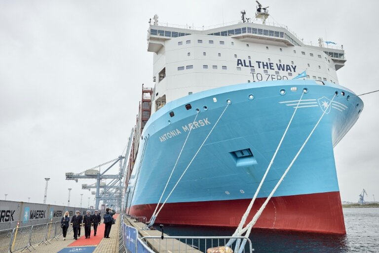 Le "Laura Maersk", premier porte-conteneur du géant danois du transport maritime Maersk à naviguer au e-méthanol, lors de son baptême, dans le port d'Aarhus au Danemark, le 9 août 2024 © Mikkel Berg Pedersen