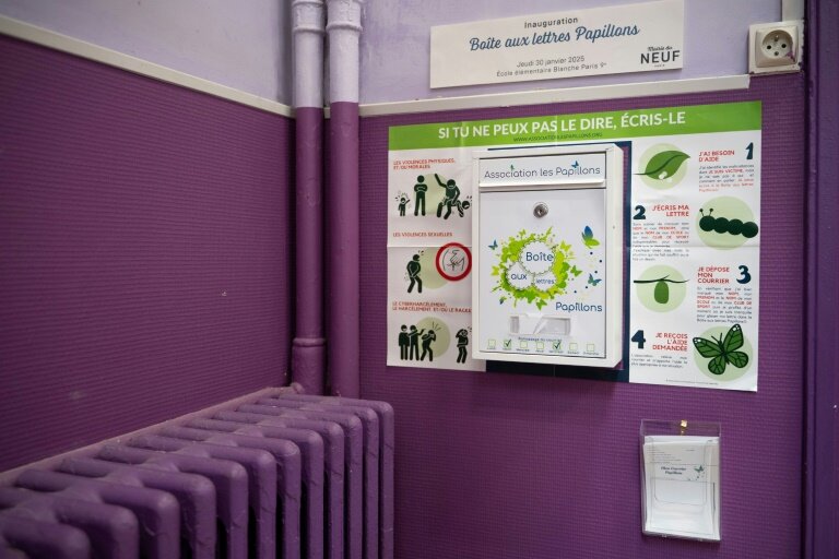 Une boîte aux lettres pour les élèves avec le message "Si tu ne peux pas le dire, écris-le" mise en place par l'association Les Papillons en cas d'abus à l'école, le 12 mai 2025 à l'école élémentaire Blanche à Paris © LEO VIGNAL