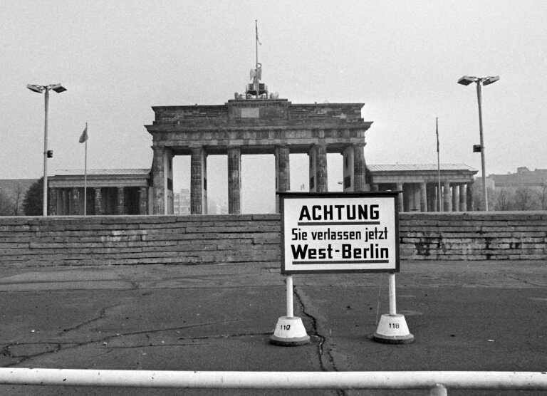 Le mur de Berlin, la porte de Brandebourg, et un panneau "Attention, vous quittez maintenant Berlin-Ouest", le 13 octobre 1976 © Raph GATTI