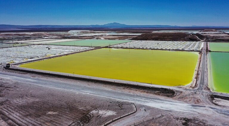 Bassin de décantation d'une mine de lithium dans le désert d'Atacama, au Chili le 12 septembre 2022. © Martin BERNETTI