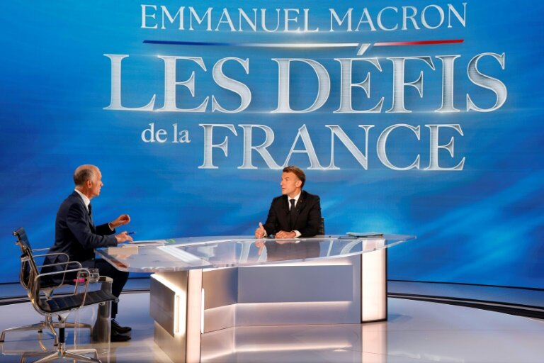 Le président Emmanuel Macron (d) et le journaliste Gilles Bouleau sur le plateau de TF1 lors d'une émission spéciales, le 13 mai 2025 à Saint-Denis, au nord de Paris © Ludovic MARIN