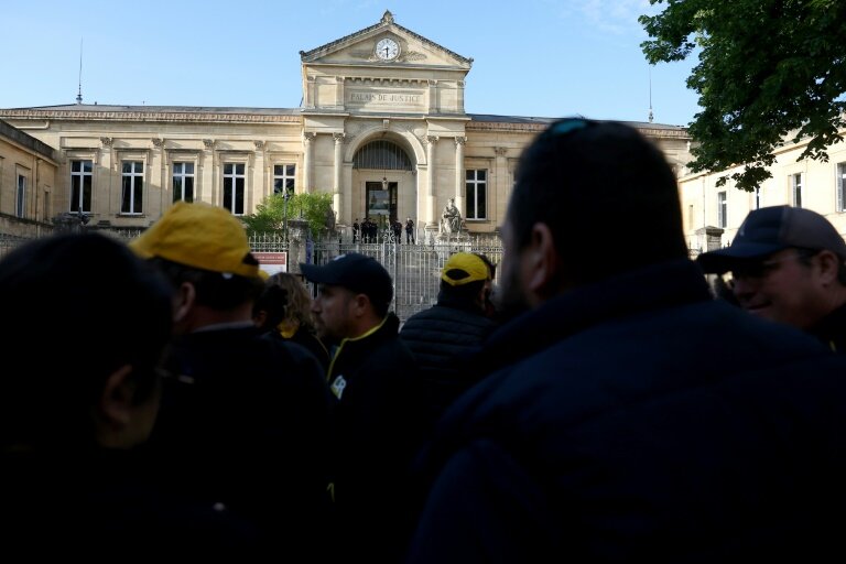 Des membres des syndicats locaux d'agriculteurs de la Coordination Rurale (CR) rassemblés devant le palais de justice avant le procès de 20 membres de la CR47 pour des dommages causés à l'automne 2024, le 14 mai 2025 à Agen, dans le Lot-et-Garonne © ROMAIN PERROCHEAU