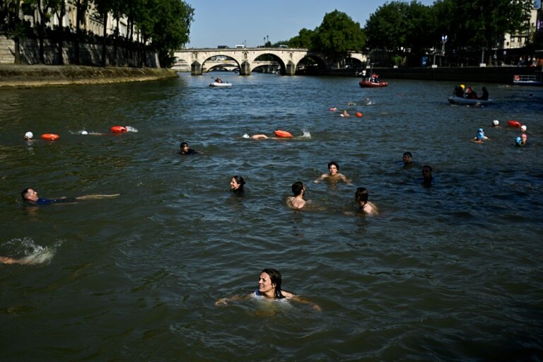 Des résidents se baignant dans la Seine au centre de la capitale le 17 juillet 2024 à Paris © JULIEN DE ROSA