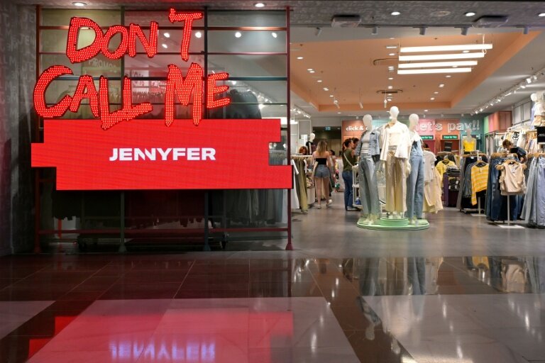 Une boutique de vêtements « Jennyfer » dans un centre commercial à Rennes, le 2 mai 2025 © Damien MEYER