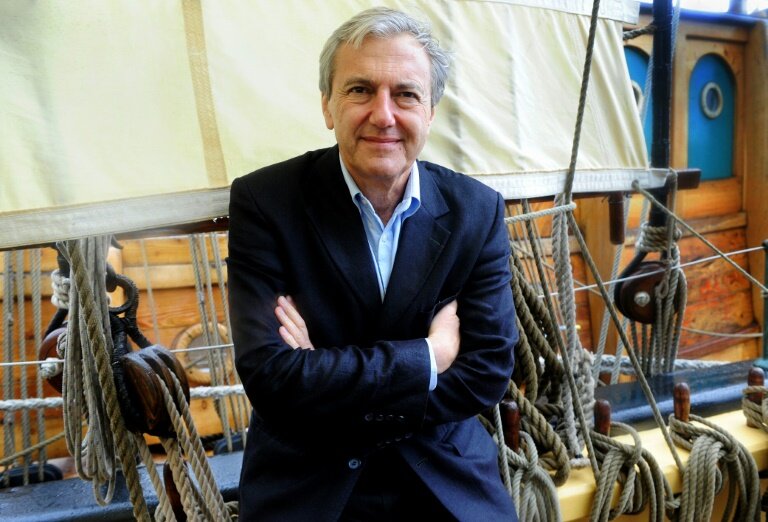 Daniel Bilalian, alors directeur sportif de France 2 Sports, sur la goélette "La Recouvrance", le 4 juillet 2008 dans la rade de Brest © Fred TANNEAU