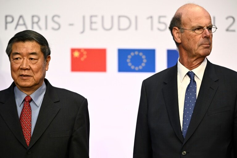 Le ministre français de l'Economie Eric Lombard (R) et le vice-Premier ministre chinois He Lifeng durant le Dialogue économique franco-chinois, à Paris le 15 mai 2025. © JULIEN DE ROSA