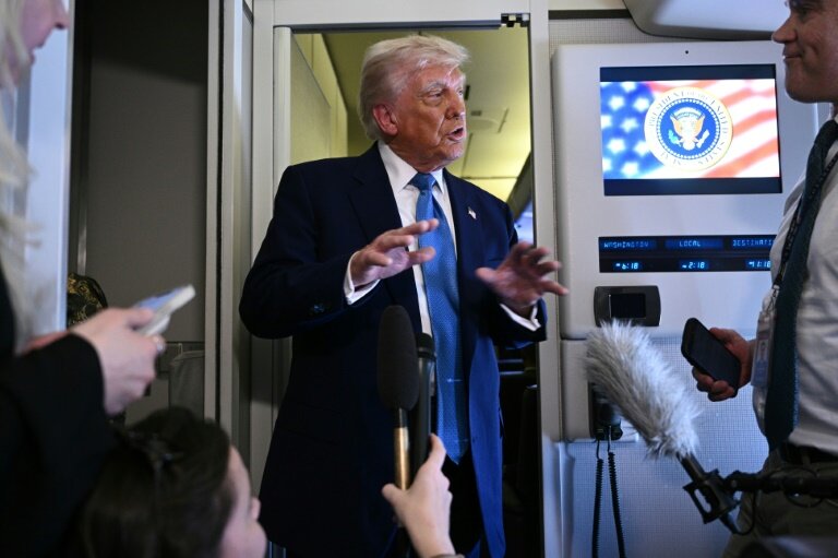 Le président américain Donald Trump s'adresse aux médias à bord d'Air Force One, après avoir quitté Abou Dhabi à l'issue de sa tournée au Moyen-Orient, le 16 mai 2025 © Brendan SMIALOWSKI