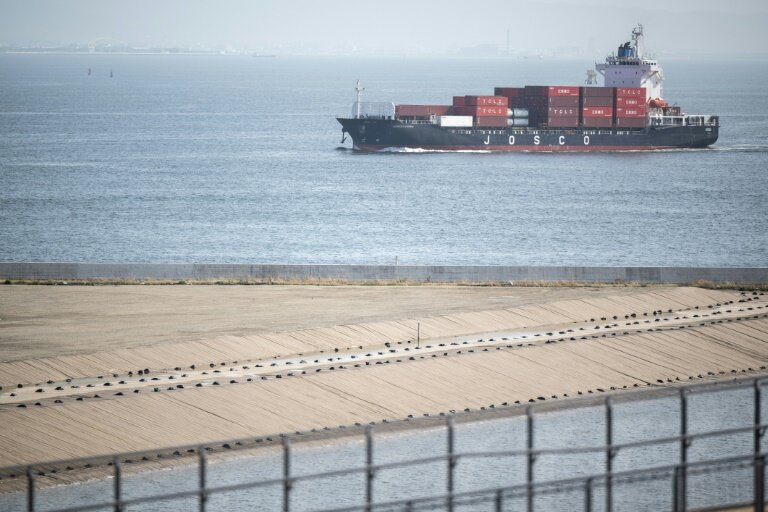 Un porte-conteneurs arrive dans le port d'Osaka, au Japon, le 14 avril 2025 © Philip FONG